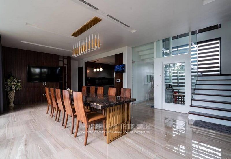 Việc thi công phòng ăn sang trọng với nội thất gỗ cao cấp được thực hiện.